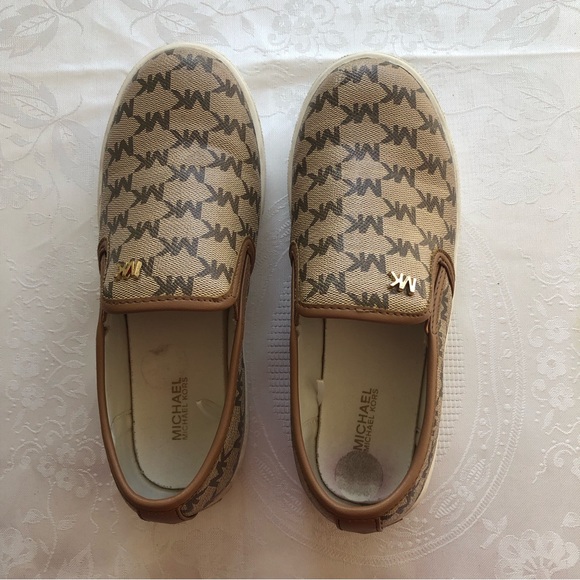 Michael Kors Girls Size 4 Slip-On Flat Tan/Khaki Monogram MK Logo Shoes Sneakers - Picture 1 of 14